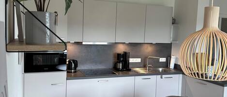 Réfrigérateur, micro-ondes, four, plaque de cuisson