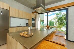 Geladeira, micro-ondas, cooktop, cafeteira/chaleira