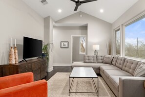 TV - Two bedroom  in United States of America, Austin (Austin)