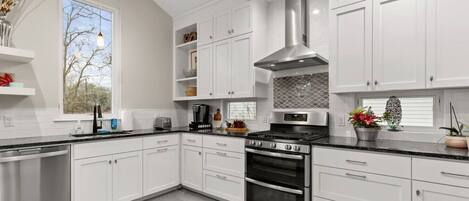 Kjøleskap, mikrobølgeovn, ovn og kokeplater