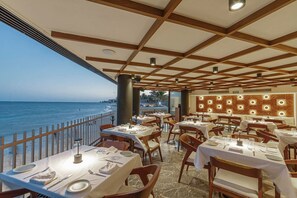 Outdoor dining - GMB Hermoso Dpto Primera Linea de Playa 2 Hb (Playa del Carmen)