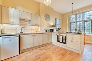 Fridge, microwave, oven, stovetop - Fabulous Jacobean apartment in the grounds of a Cotswold country estate - Miserden Park Flat (Miserden)