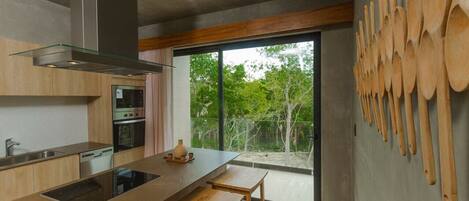 Kühlschrank, Mikrowelle, Herdplatte, Wasserkocher mit Kaffee-/Teezubehör