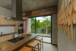 Kühlschrank, Mikrowelle, Herdplatte, Wasserkocher mit Kaffee-/Teezubehör