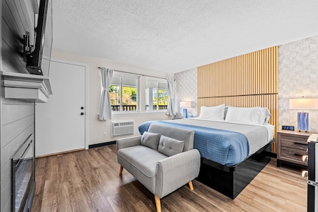 Premium Room, 1 King Bed | Premium bedding, down comforters, memory foam beds, blackout drapes