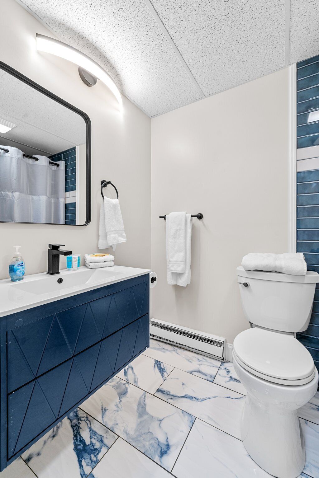 Habitación estándar, 1 cama Queen size | Baño | Regadera tipo lluvia y amenidades de baño de diseñador 