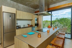 Een koelkast, een microgolfoven, een oven, een kookplaat