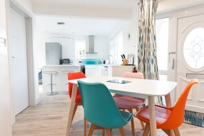 Geladeira, micro-ondas, fogão, lava-louças