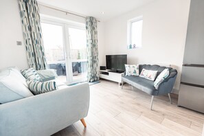 Living area - Ocean La Vie - recently renovated bungalow in Barton on Sea. (Barton on Sea)