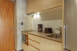 Kjøleskap, mikrobølgeovn, kaffetrakter/tekoker og brødrister