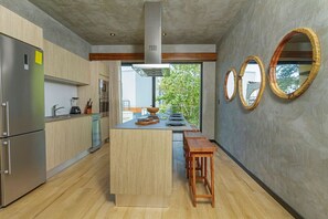 Geladeira, micro-ondas, cooktop, cafeteira/chaleira