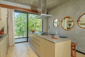 Een koelkast, een magnetron, een kookplaat