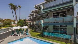 A modern hotel with a rooftop pool, outdoor lounge chairs, and a well-maintained garden. - Alsol Patricio (San Bartolomé de Tirajana)