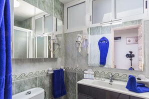 Articles de toilette gratuits, sèche-cheveux, peignoirs