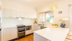 Fridge, microwave, oven, stovetop - 1-39 Leonard Ave - comfort, space and Wi-Fi (Shoal Bay)