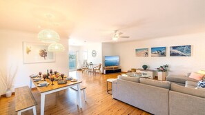 Smart TV, ping pong - 1-39 Leonard Ave - comfort, space and Wi-Fi (Shoal Bay)