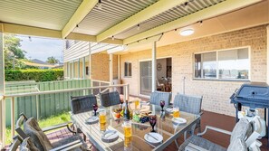 Outdoor dining - 1-39 Leonard Ave - comfort, space and Wi-Fi (Shoal Bay)