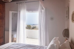 2 soverom, skrivebord, strykejern/-brett og reiseseng for barn