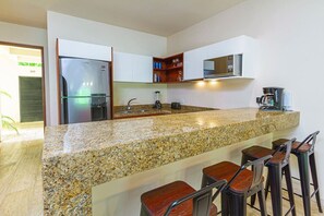 Mikrobølgeovn, kokeplater, kaffetrakter/tekoker og brødrister