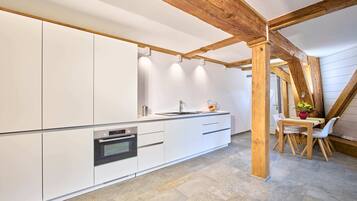 Fridge, oven, stovetop, dishwasher