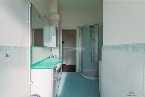 Shower, eco-friendly toiletries, hair dryer, bidet - Happy House - Marina Centro (Rimini)