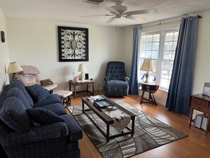 Smart TV, fireplace, stereo