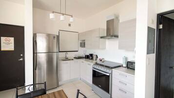 Een koelkast, een microgolfoven, een kookplaat