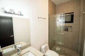 Douche, sèche-cheveux