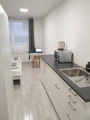 Standard Studio | Private kitchen | Mini-fridge, microwave - Betariel Apartments M12 (Vienna)