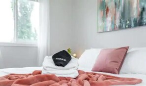 5 bedrooms, desk, iron/ironing board, free WiFi - Luxurious & Cozy-5bdrm Home-Minutes to WEM-WIFI (Edmonton)