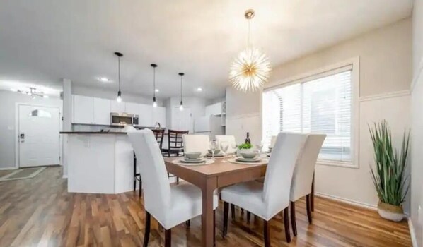 Dining - Luxurious & Cozy-5bdrm Home-Minutes to WEM-WIFI (Edmonton)