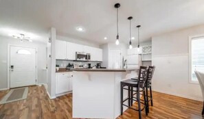 Fridge, microwave, oven, stovetop - Luxurious & Cozy-5bdrm Home-Minutes to WEM-WIFI (Edmonton)
