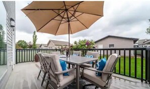 Property grounds - Luxurious & Cozy-5bdrm Home-Minutes to WEM-WIFI (Edmonton)