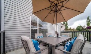 Outdoor dining - Luxurious & Cozy-5bdrm Home-Minutes to WEM-WIFI (Edmonton)