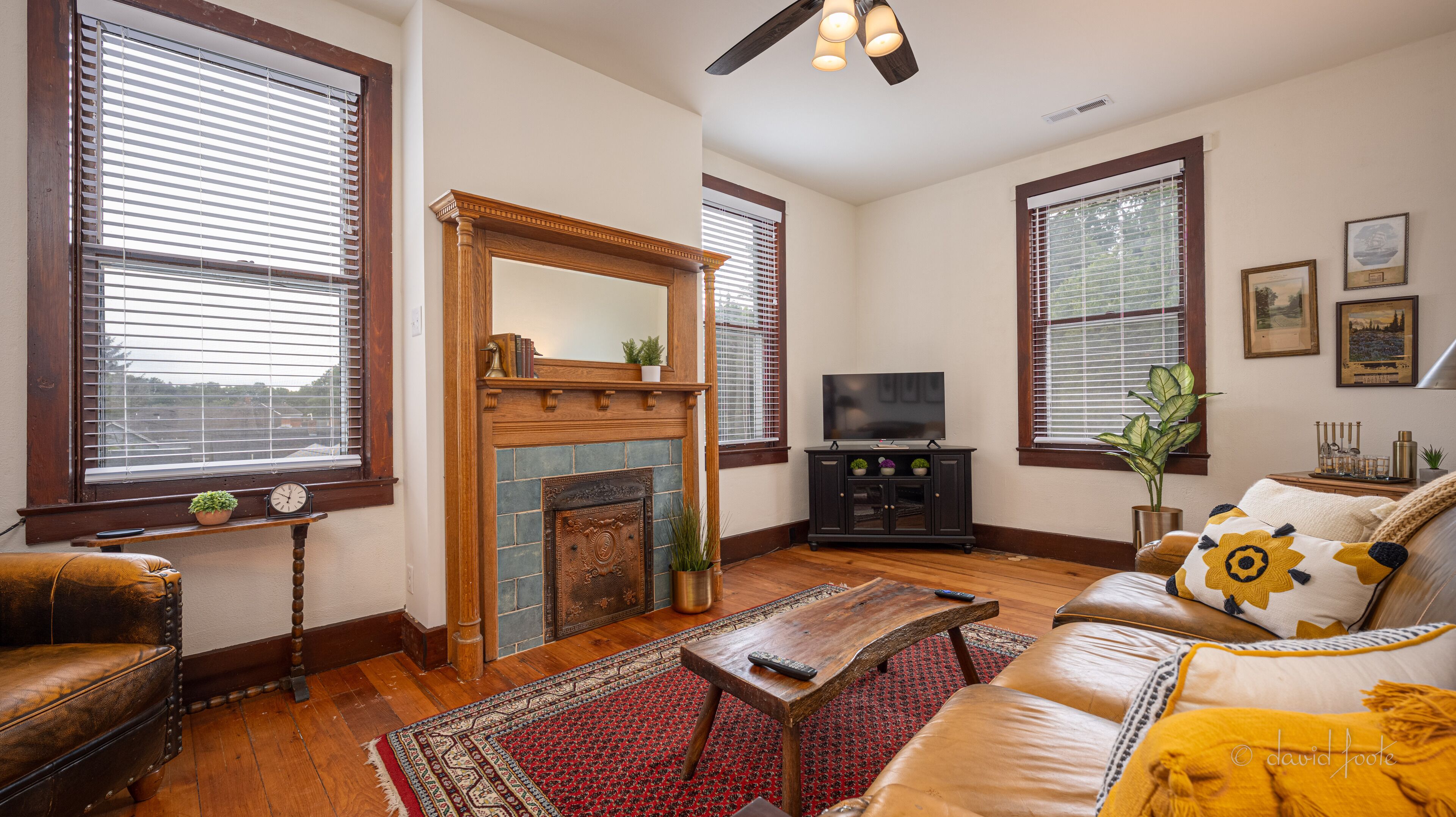 Una Smart TV, una chimenea