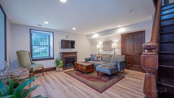 Smart TV, fireplace