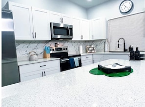 Fridge, microwave, oven, stovetop - Nueva Casa Familiar Luxe: Vistas a la Playa y Puestas de sol (Cape Coral)