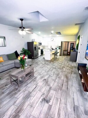 Smart TV - Nueva Casa Familiar Luxe: Vistas a la Playa y Puestas de sol (Cape Coral)