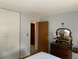 3 bedrooms, iron/ironing board, travel crib, free WiFi - Saratoga Race Track Rental. Walk to the Track. 3 BR, 1.5 BA house in Saratoga. (Saratoga Springs)