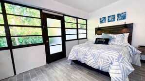 Une chambre à coucher avec un lit, une fenêtre et une porte.