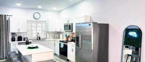 Jääkaappi, mikroaaltouuni, uuni, liesi