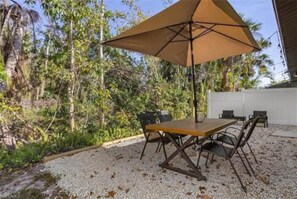 Outdoor dining - Comodidad Moderna: Casa Espaciosa, Vistas al Jardín (Cape Coral)