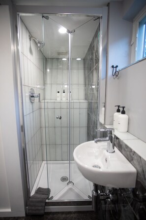 Bruser, hårtørrer, håndklæder, Sæbe