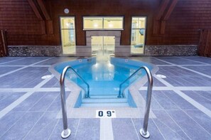 Indoor pool, a heated pool - Stunning Mountain Views - Pool&HotTub - King Bed - BBQ
 (Canmore)