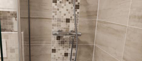 SĂšche-cheveux, savon, papier toilette