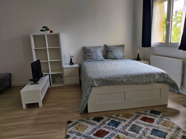 1 多间卧室、办公桌、熨斗/熨衣板、旅行婴儿床