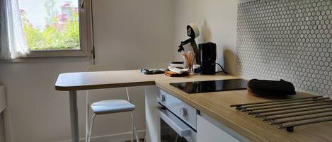 Réfrigérateur, micro-ondes, four, plaque de cuisson