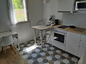 Geladeira, micro-ondas, fogão, cooktop
