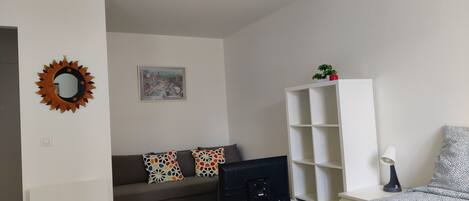 1 chambre, bureau, fer et planche à repasser, lit parapluie