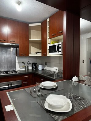 Basic Apartment | Private kitchen | Full-sized fridge, microwave, oven, toaster - Departamento Libesli (Santiago)